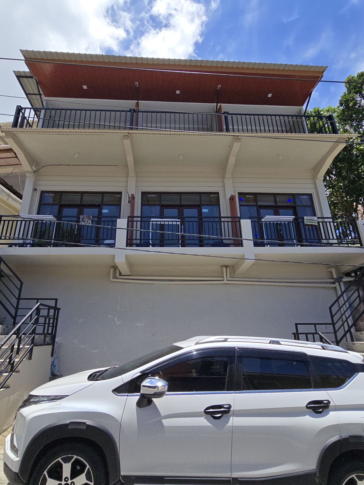 Bangunan kedua Iboih Bungalow dengan balkon menghadap jalan