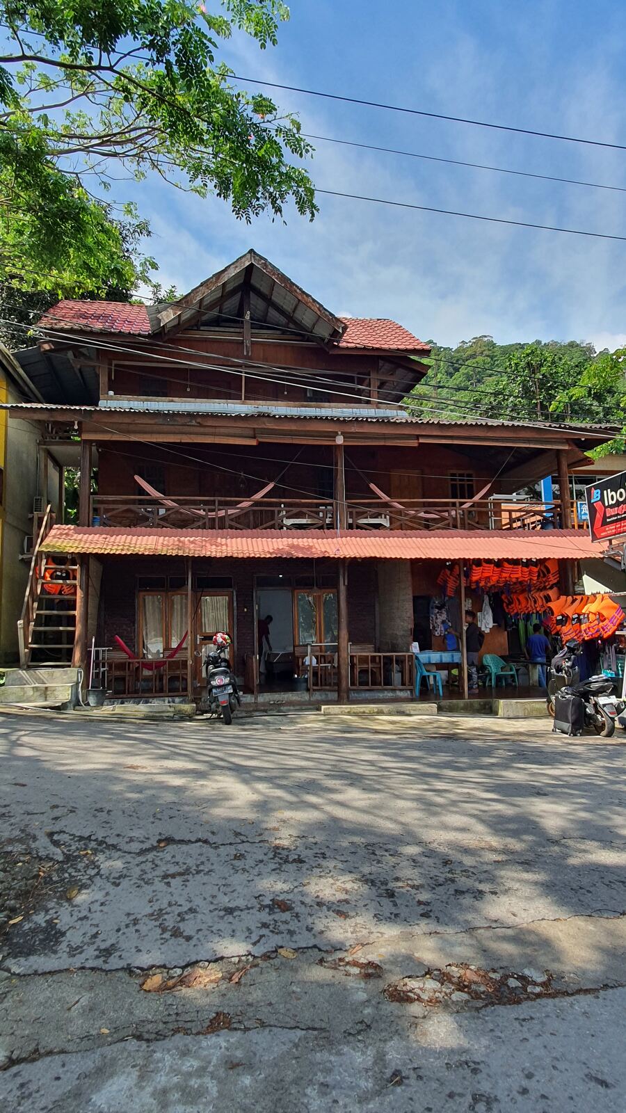 Tampak depan bangunan Iboih Bungalow dari jalan