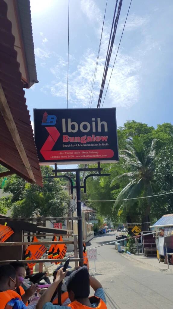 Plang nama Iboih Bungalow, akomodasi tepi pantai di Iboih